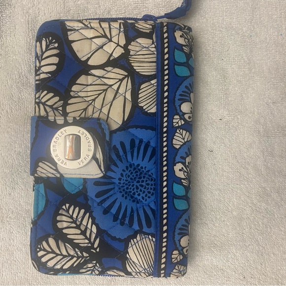 CLEARANCE 🌺🌸 Vera Bradley Blue Floral Phone Wallet - Picture 1 of 4